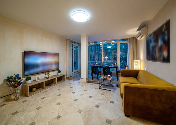 Moderní Interiér Obývacího Pokoje Luxusním Soukromém Domě Stůl Židle — Stock fotografie