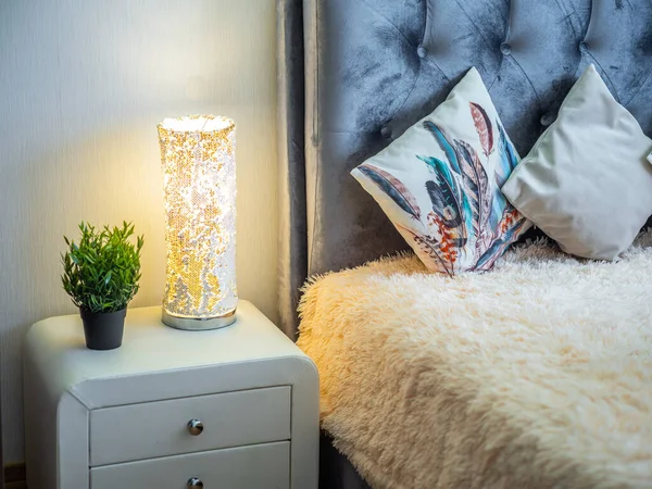Yatak Odasının Modern Mekanı Beyaz Komodinin Üzerinde Yanan Lambanın Yakın — Stok fotoğraf