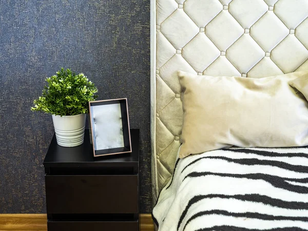 Yatak Odasının Modern Mekanı Siyah Komodinin Üzerinde Yeşil Çiçek Heykelciğin — Stok fotoğraf