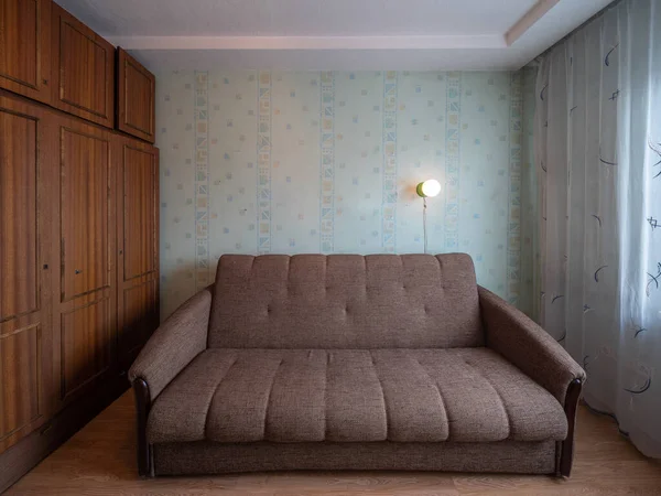Dairedeki Modern Oturma Odası Ahşap Gardırop Kanepe — Stok fotoğraf
