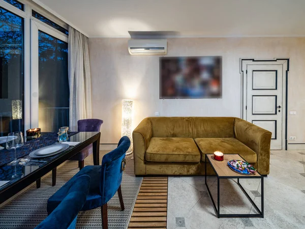Lüks Özel Evde Modern Oturma Odası Masa Sandalyeler — Stok fotoğraf