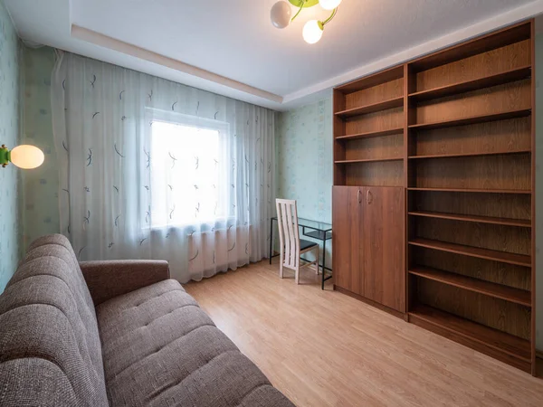 公寓客厅的现代室内装饰 木制架子 舒服的沙发 — 图库照片