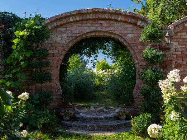 Beau Jardin Été Journée Ensoleillée Pelouse Verte Fleurs Brick Arck — Photo