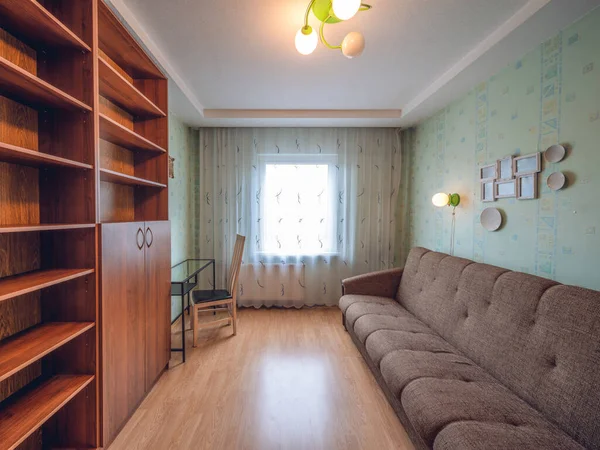 Nowoczesne Wnętrze Salonu Mieszkaniu Drewniane Półki Przytulna Sofa — Zdjęcie stockowe