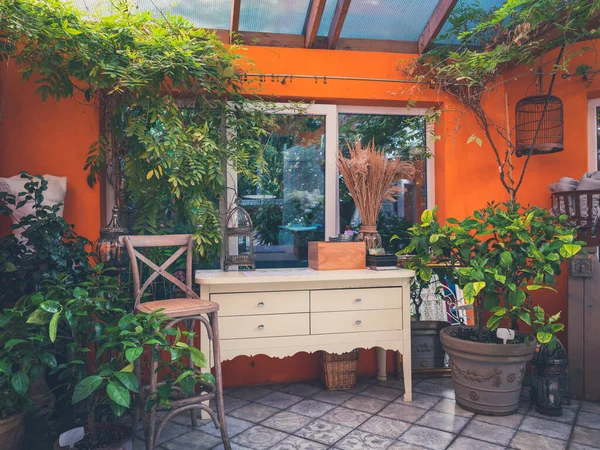 阳台的内部 木制老式家具 绿色植物 — 图库照片