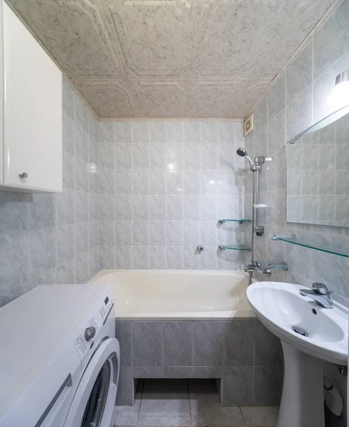 Einfaches Badezimmerinterieur Einer Modernen Wohnung Wiite Waschbecken Bad — Stockfoto