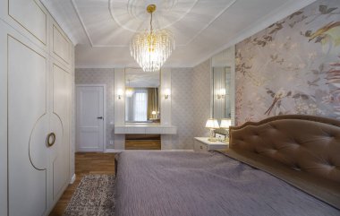 Yatak odası klasik tarzda. Modern daire.