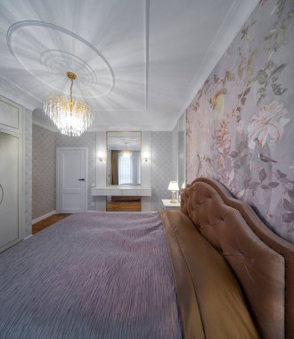 Yatak odası klasik tarzda. Modern daire.