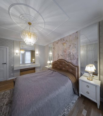 Yatak odası klasik tarzda. Modern daire.