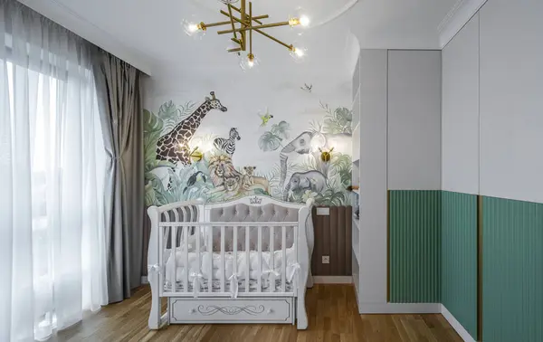 Duvarında hayvanlar olan bir çocuk odası..