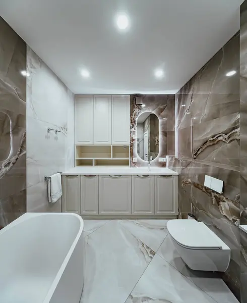 明亮的现代化浴室 墙壁上铺着石瓦 — 图库照片