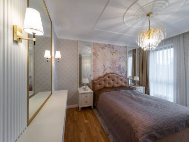 Yatak odası klasik tarzda. Modern daire.