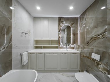 Duvarlarında taş kiremitler olan parlak modern banyo..