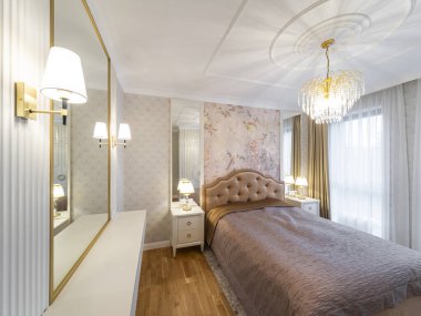 Yatak odası klasik tarzda. Modern daire.