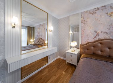 Yatak odası klasik tarzda. Modern daire.