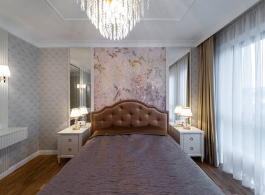 Yatak odası klasik tarzda. Modern daire.