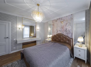 Yatak odası klasik tarzda. Modern daire.