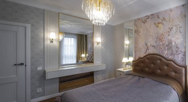 Yatak odası klasik tarzda. Modern daire.