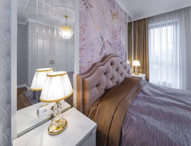 Yatak odası klasik tarzda. Modern daire.