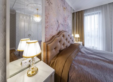 Yatak odası klasik tarzda. Yatak odasındaki yatağın yanındaki gece lambası..