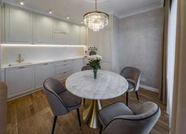 Modern bir dairede oturma odası. Stüdyo. Parke.