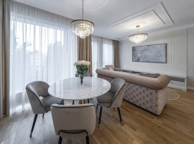 Modern bir dairede oturma odası. Stüdyo. Parke.