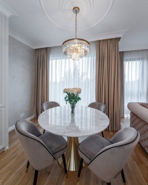 Modern bir dairede oturma odası. Stüdyo. Parke.