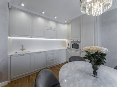 Modern evdeki beyaz mutfak..