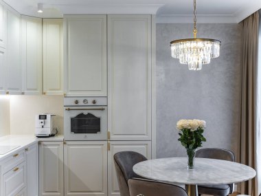 Modern bir dairede oturma odası. Stüdyo. Parke.