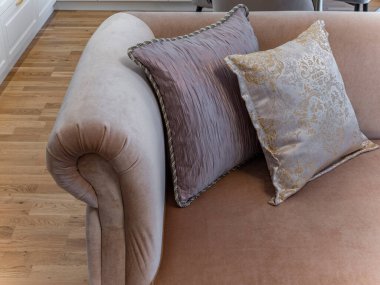 Modern bir dairede oturma odası. Stüdyo. Parke.