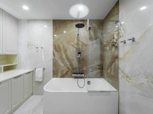 Duvarlarında taş kiremitler olan parlak modern banyo..