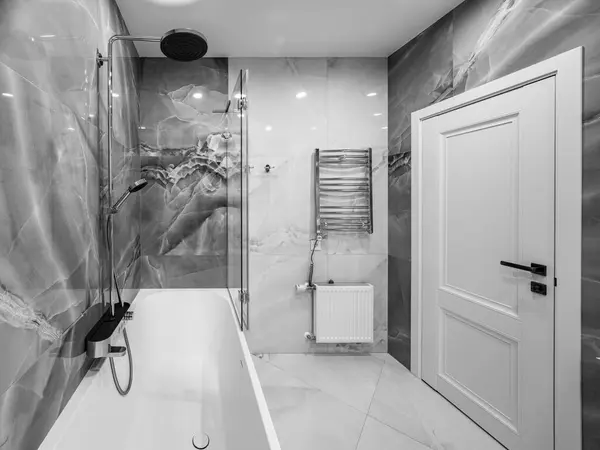 Helles Modernes Badezimmer Mit Steinfliesen Den Wänden — Stockfoto