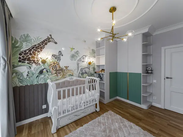 Duvarında hayvanlar olan bir çocuk odası..