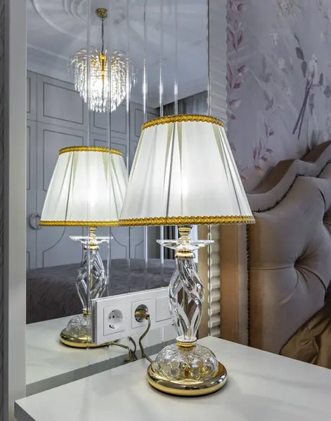 Yatak Odası Klasik Tarzda Yatak Odasındaki Yatağın Yanındaki Gece Lambası — Stok fotoğraf