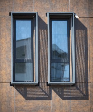 Binada dikdörtgen dikey pencereler var. Modern ev.