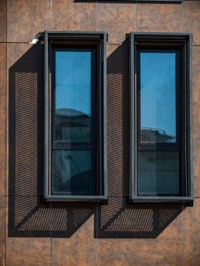 Binada dikdörtgen dikey pencereler var. Modern ev.