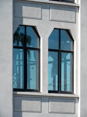 Bir ofis binasında altıgen pencereler.