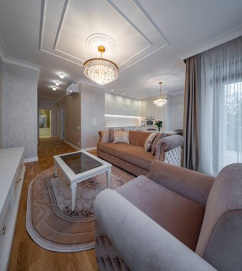 Modern bir dairede oturma odası. Stüdyo. Parke.