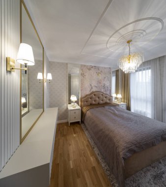 Yatak odası klasik tarzda. Modern daire.