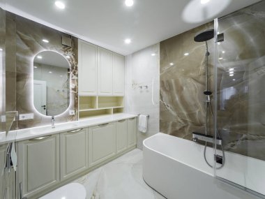 Duvarlarında taş kiremitler olan parlak modern banyo..