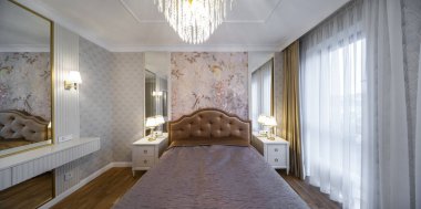 Yatak odası klasik tarzda. Modern daire.