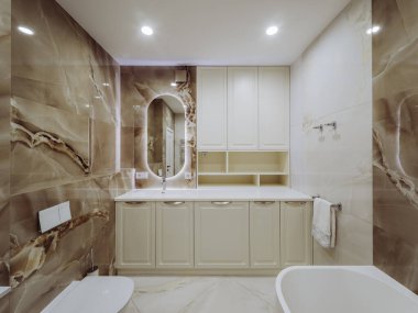 Duvarlarında taş kiremitler olan parlak modern banyo..