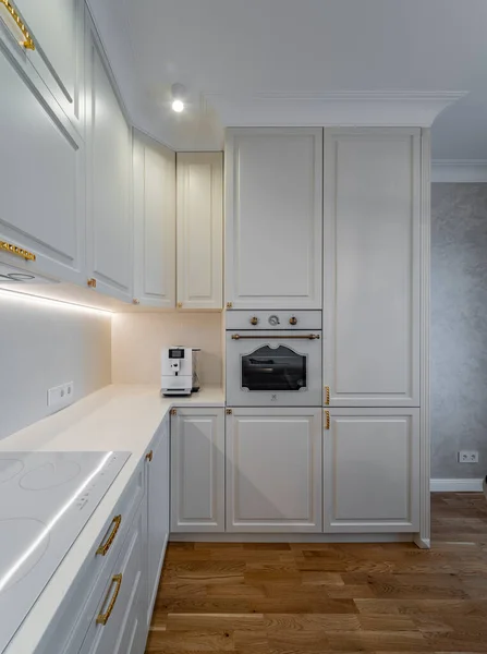 Modern evdeki beyaz mutfak..