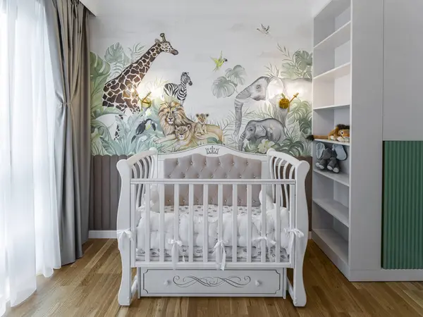 Duvarında hayvanlar olan bir çocuk odası..