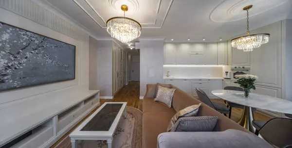 Modern bir dairede oturma odası. Stüdyo. Parke.