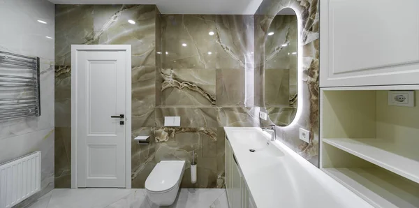 Светлая Современная Ванная Комната Каменной Плиткой Стенах — стоковое фото