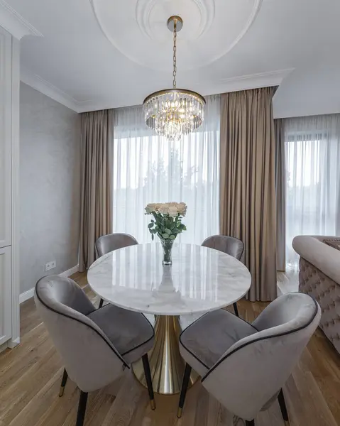 Modern bir dairede oturma odası. Stüdyo. Parke.