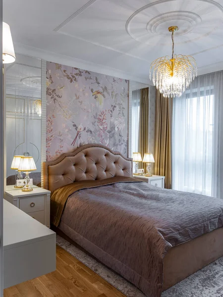 Duvarında hayvanlar olan bir çocuk odası..