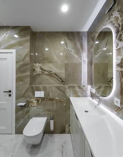 Светлая Современная Ванная Комната Каменной Плиткой Стенах — стоковое фото