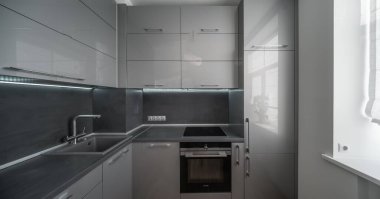 Şık mutfak seti. Çağdaş iç mekan. Ev tasarımı.